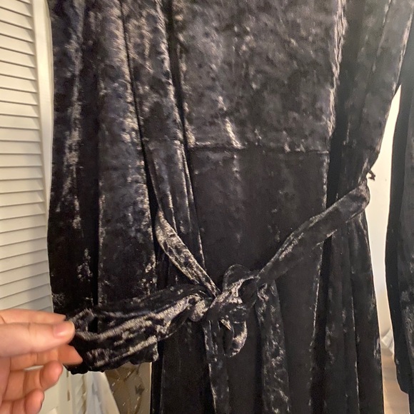 Plus size crushed velvet cold shoulder dress - Picture 2 of 5